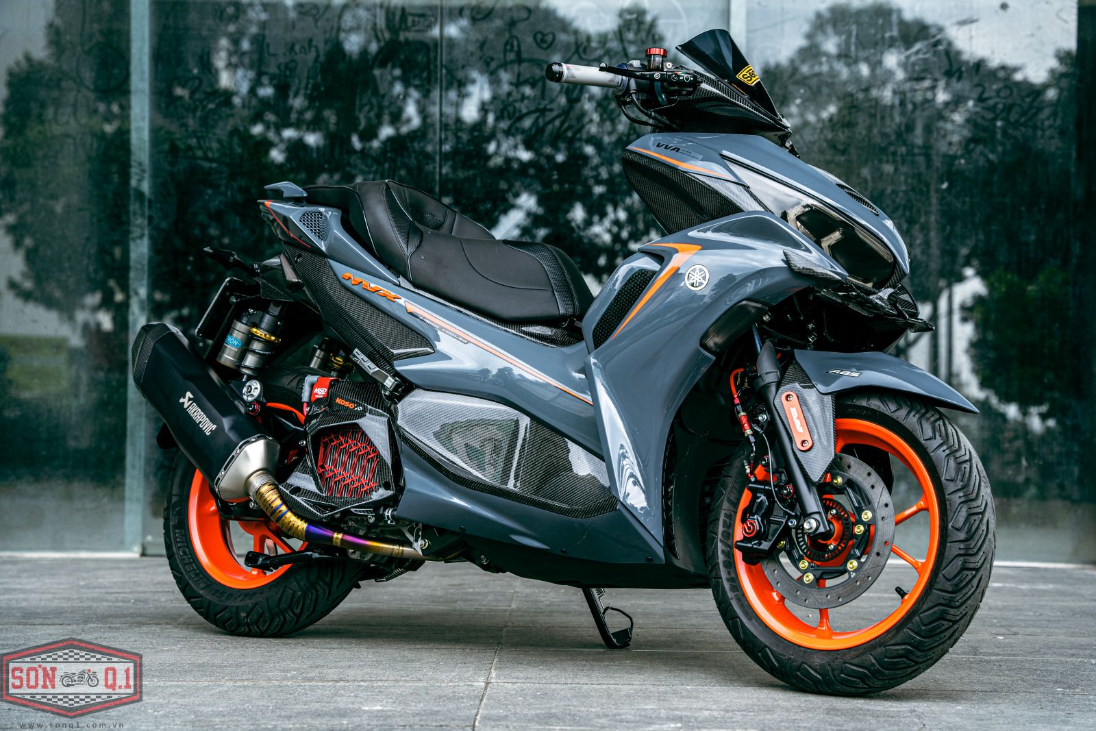 Ngắm Yamaha NVX 155 độ cá tính với dàn tem vàng cùng loạt đồ chơi của biker  Việt  MuasamXecom
